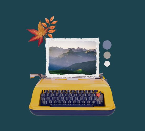 un collage che rappresenta il lavoro di copywriting accessibile per Visit Trentino: da una macchina per scrivere spunta una cartolina che raffigura le montagne della Val di Fassa